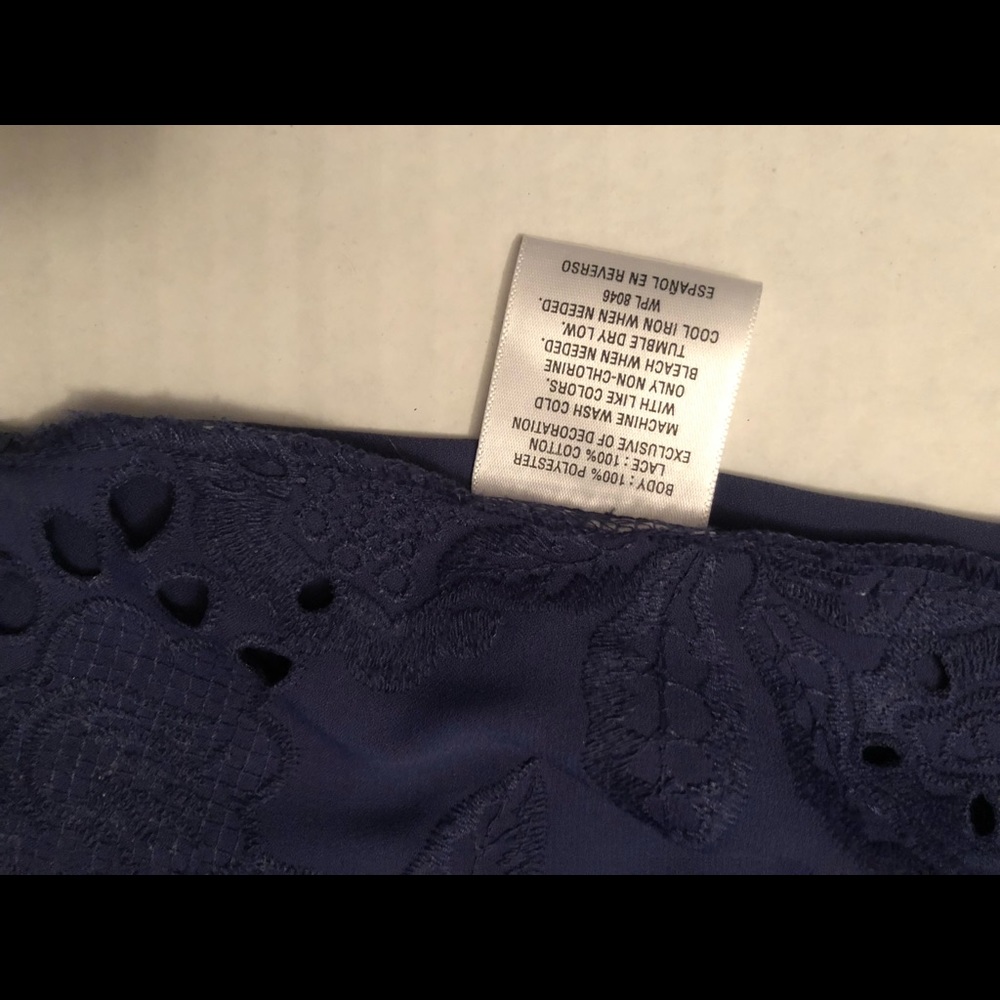 🌸 3 for $12 Navy sleeveless blouse with buttons. - Picture 6 of 8